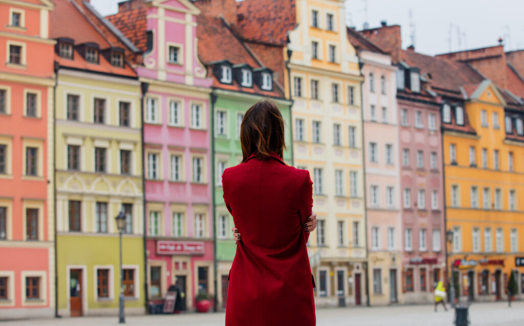 Kobieta oglądająca starodawne rynny we Wrocławiu